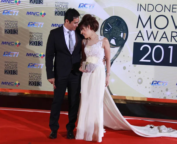 Adjie Pangestu mesra dengan Bella Shofie.