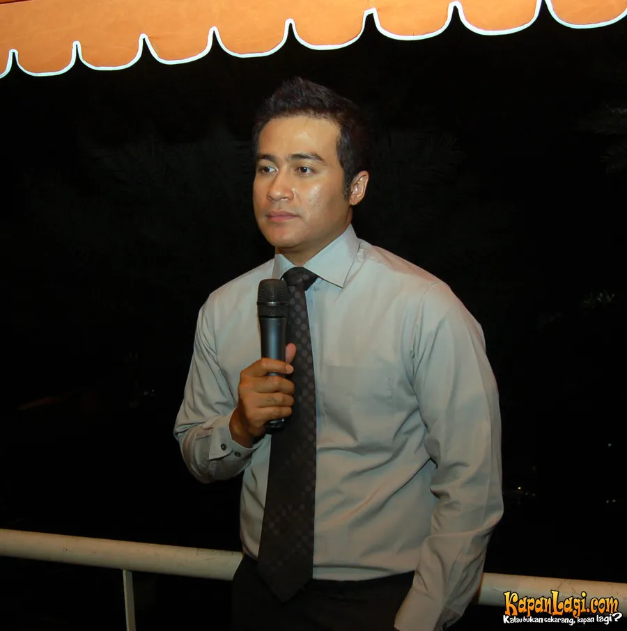 Adjie Pangestu menghadapi pro kontra hubungannya dengan Bella Shofie.