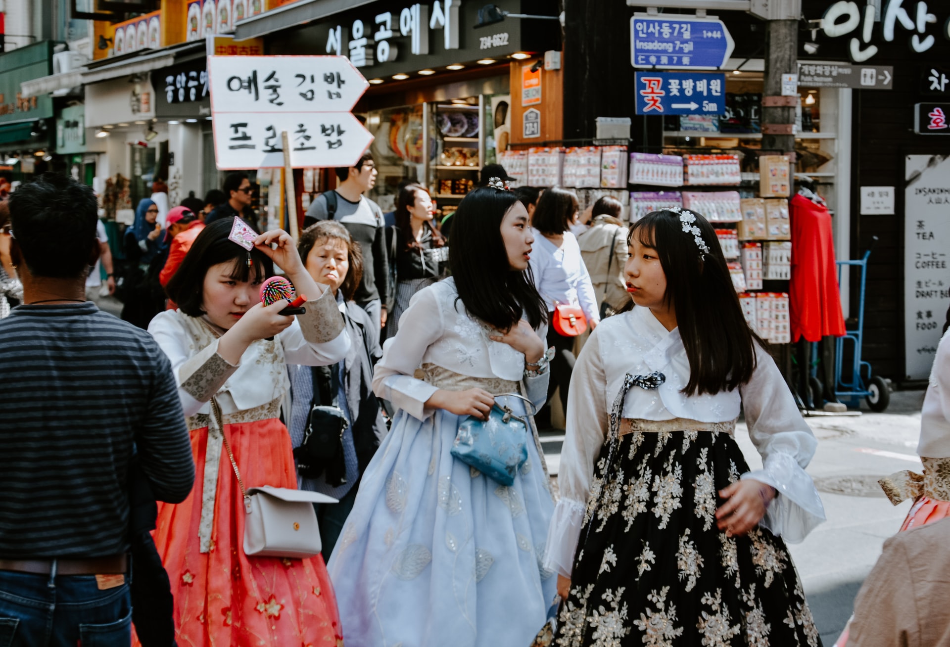 Южнокорейская оппозиция. Культ внешности в Японии. Республика Корея. Девушки Южной Кореи на улице. Люди и культура в Сеуле.