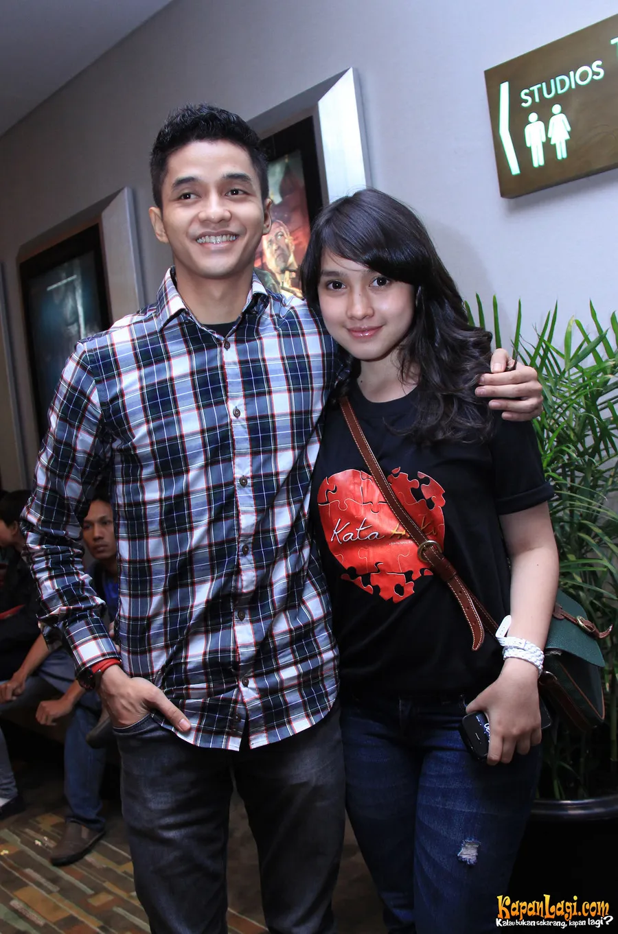 Adly Fairuz pesan jas untuk manggung.