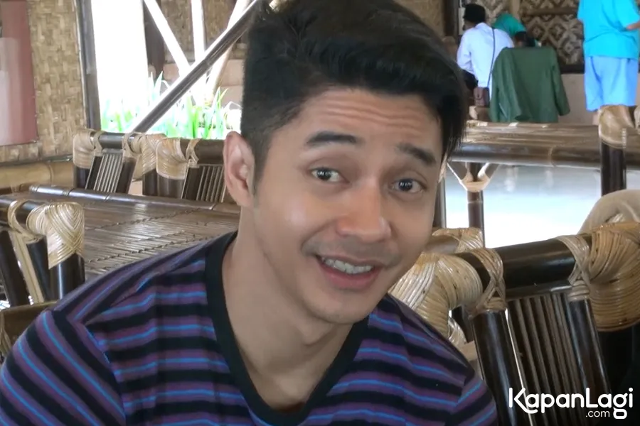 Masih ingin bahagiakan orangtua, Adly pilih santai jalani karir bareng pacar/©KapanLagi.com®/VJ Lolo 
