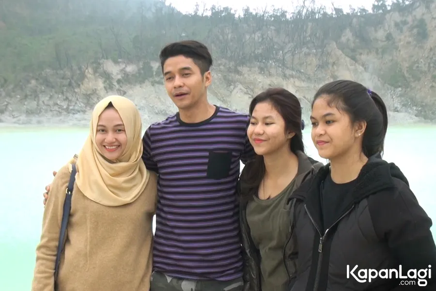 Adly dan keluarganya saat ke Kawah Putih © KapanLagi.com®/VJ Lolo