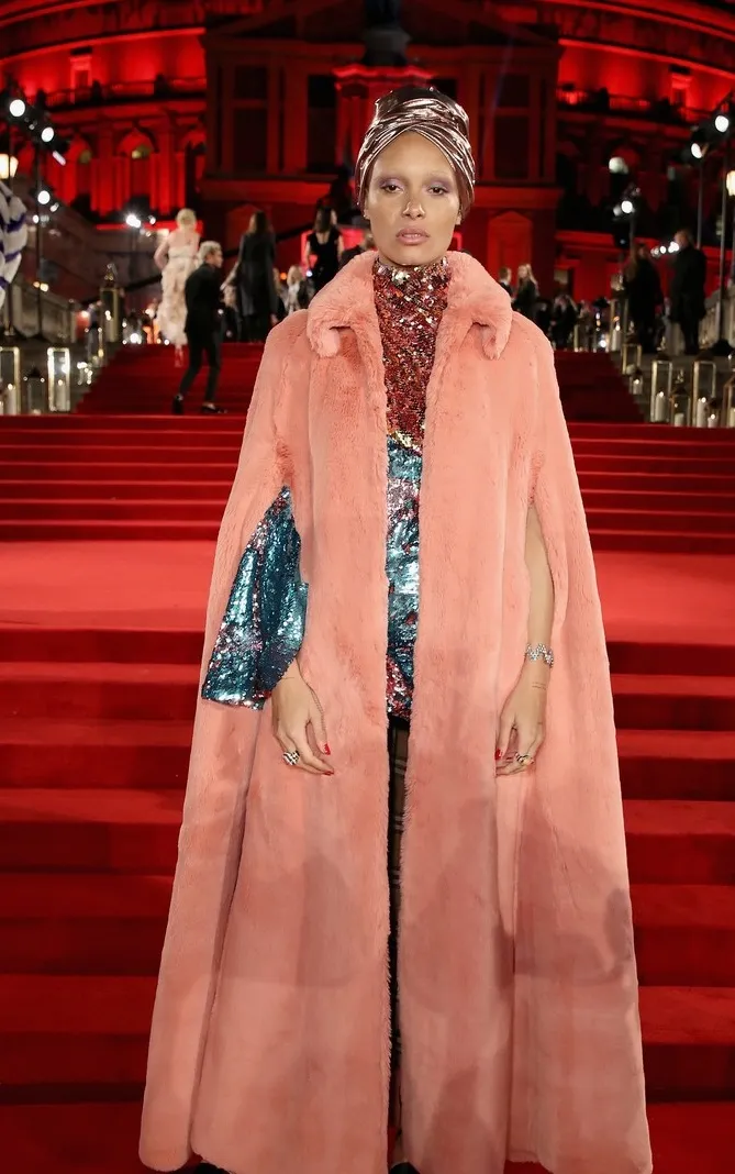 Adwoa Aboah jadi Model of The Year 2017 © Just Jared