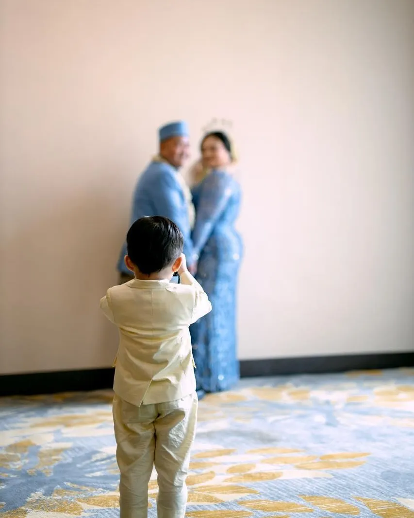 Potret Adzam di Pernikahan Adik Nathalie Holscher (Credit: Instagram/adzamadriansyahh)