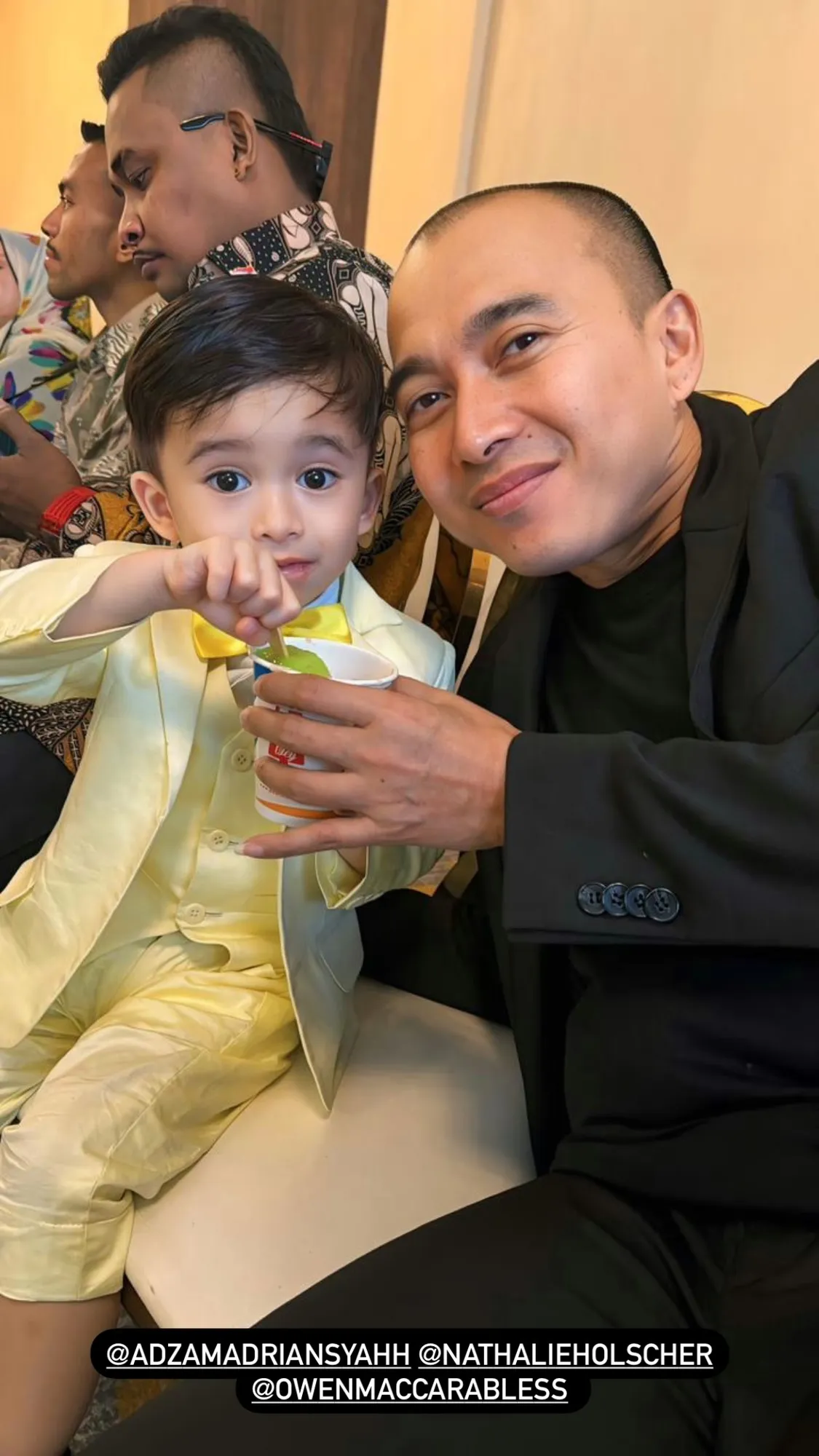 Potret Adzam di Pernikahan Adik Nathalie Holscher (Credit: Instagram/dennyabal1945mf)