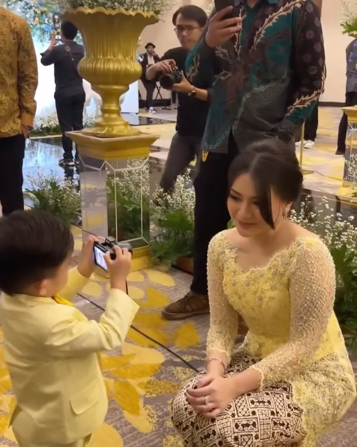 Potret Adzam di Pernikahan Adik Nathalie Holscher (Credit: Instagram/adzamadriansyahh)