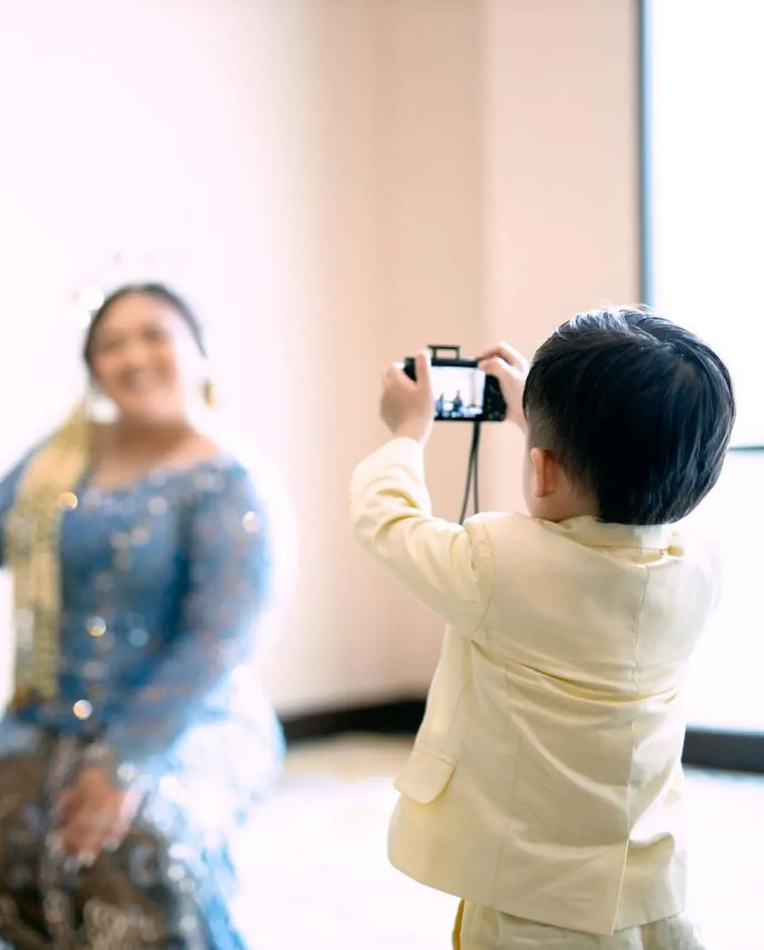 Potret Adzam di Pernikahan Adik Nathalie Holscher (Credit: Instagram/adzamadriansyahh)