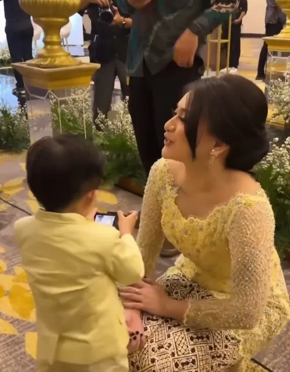 Potret Adzam di Pernikahan Adik Nathalie Holscher (Credit: Instagram/adzamadriansyahh)