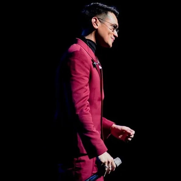 Penampilan memukau Afgan saat menggelar konser tunggal di Singapura. Bikin terpukau! /©instagram.com/afgansyah.reza