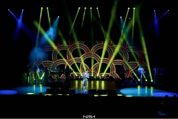 Dengan tata panggung yang keren, Afgan menghibur para penggemar dengan suara merdunya. /©instagram.com/afgansyah.reza