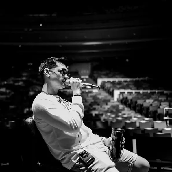 Gaya Afgan saat lakukan latihan sebelum manggung. Keren! /©instagram.com/afgansyah.reza