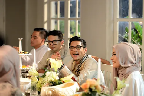Afgan tak bisa jauh dari gadget barunya. @KapanLagi.com®/Bambang E Ros