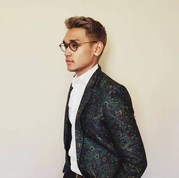 Rambut silver dan gaya yang fashionable, pesona dari Afgansyah Reza ini jadi makin bertambah. /©instagram.com/afgansyah.reza