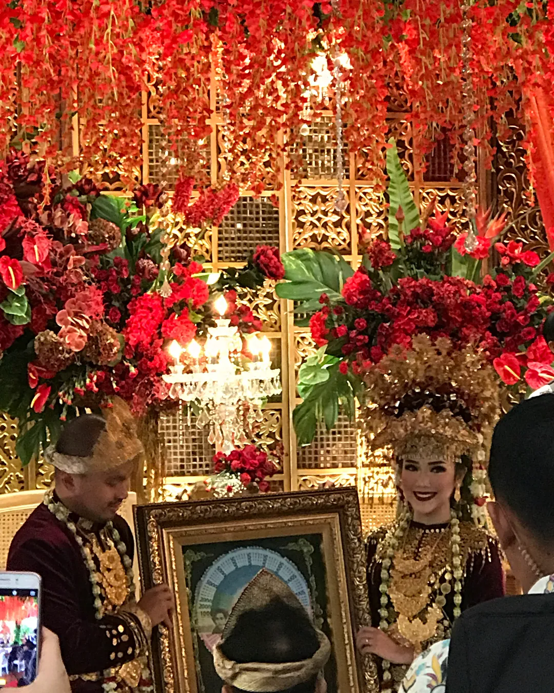 Afif memberikan seperangkat alat salat dan emas 100 gram sebagai mas kawin untuk Tistha ©instagram/ina.rachman21