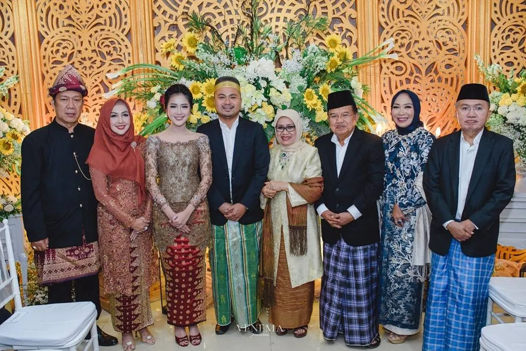 Calon mempelai dan keluarga ©instagram/tityhatta