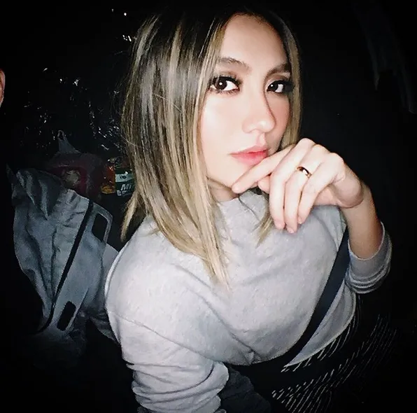 Agnes Monica pamer cincin emas © Instagram.com/agnezmo