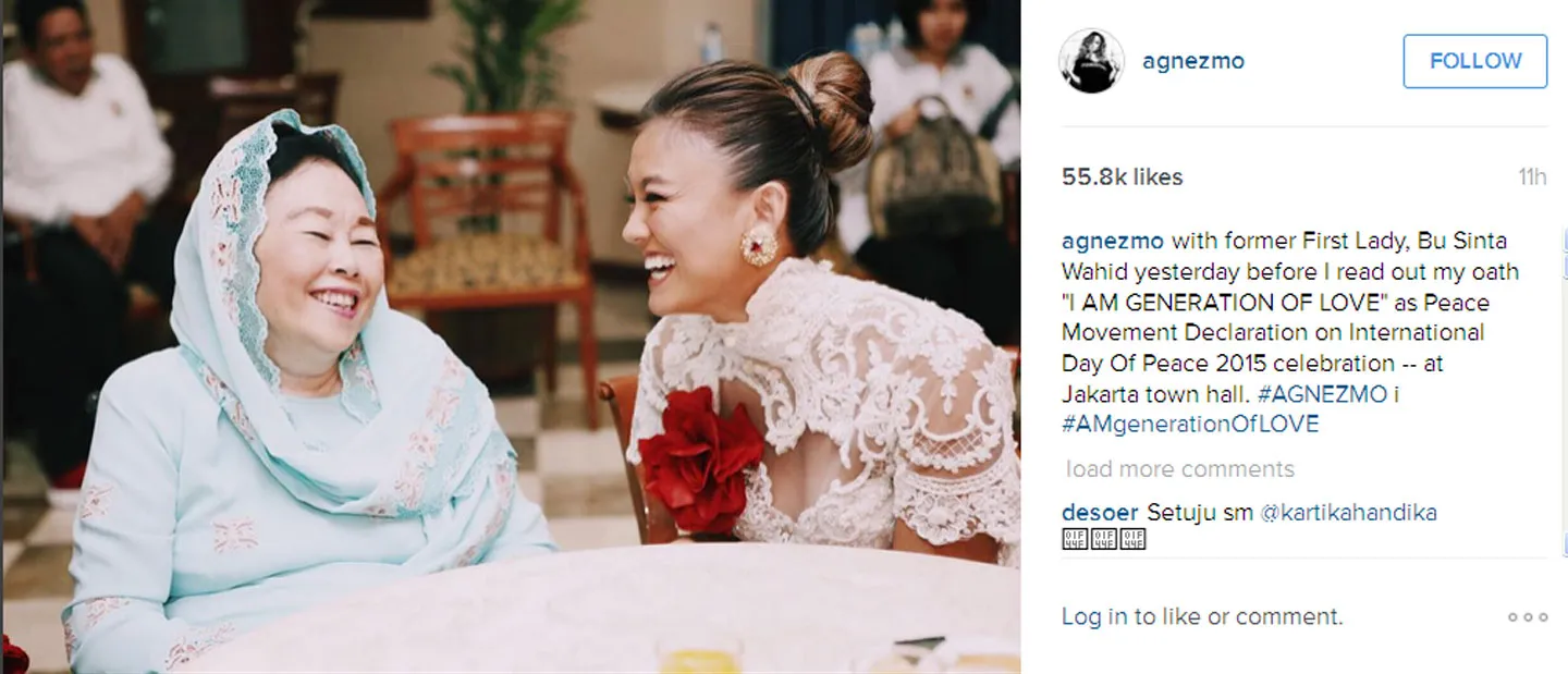 Agnes Monica bercengkerama bareng Sinta Wahid sebelum tampil di perayaan Hari Perdamaian © Instagram.com/agnezmo