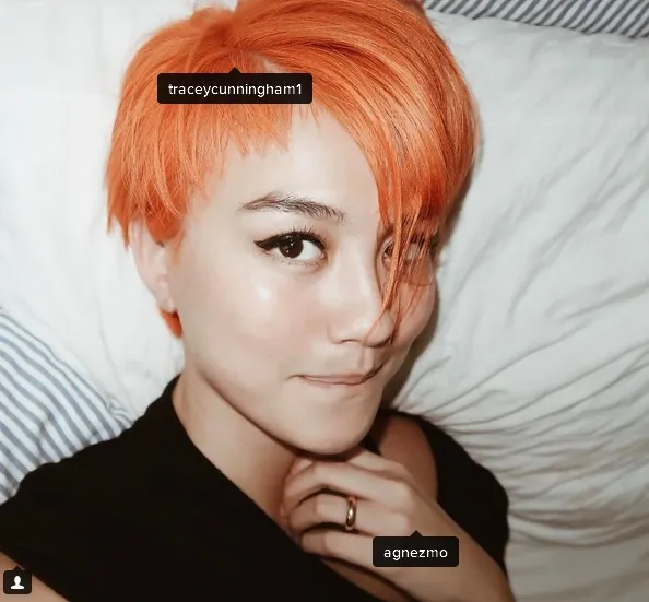 Rambut Agnes jadi orange di tangan Tracey Cunningham ©instagram/agnezmo