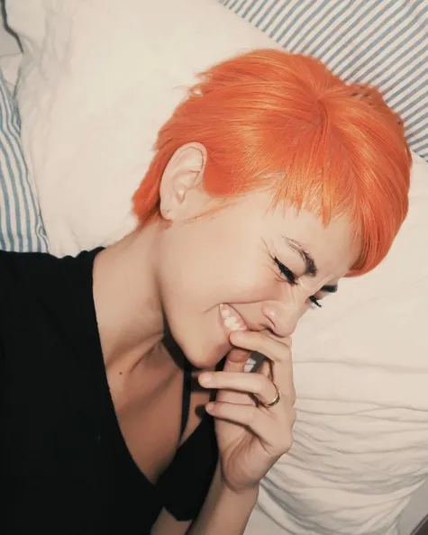 Orange bikin wajah Agnes jadi lebih segar ya ©instagram/agnezmo