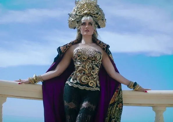 Agnes Monica hadirkan busana batik di video klip anyar. ©AGNEZMOofficialVEVO