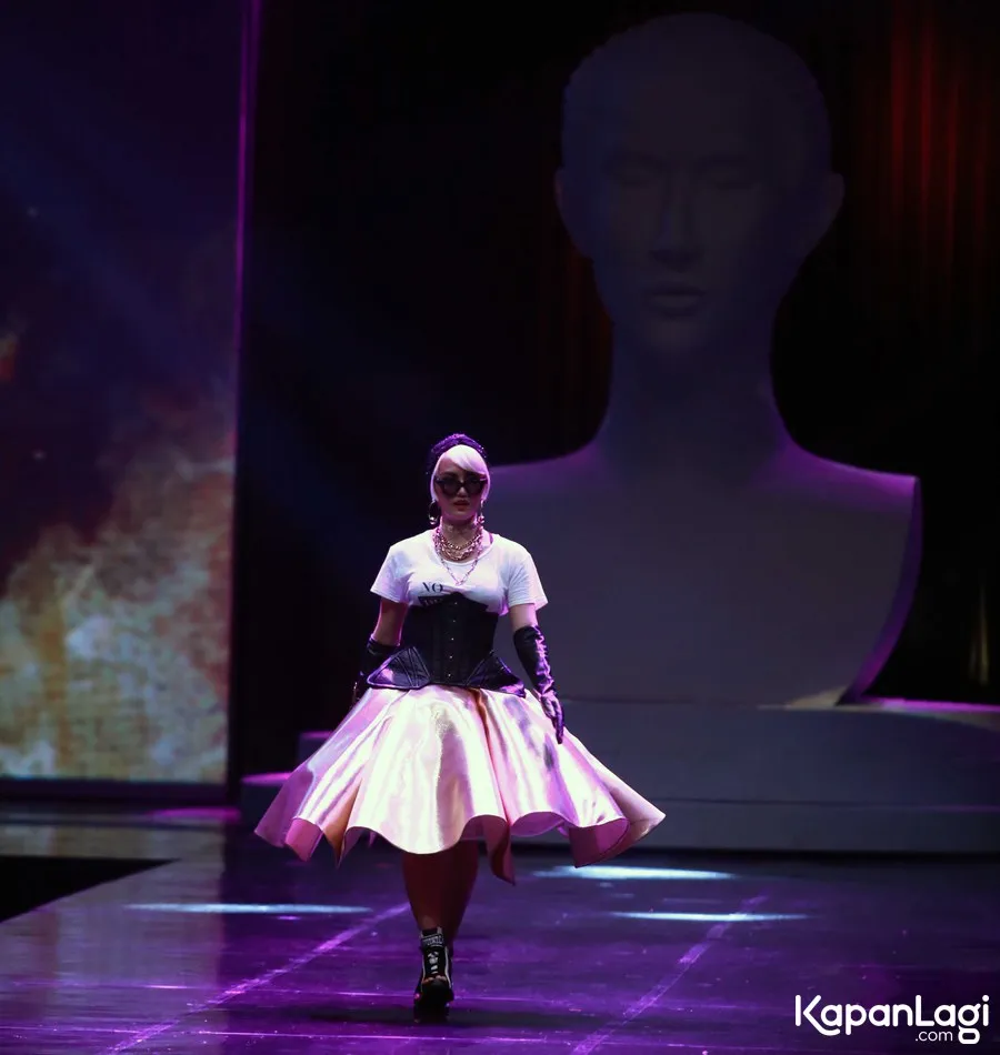 Agnes Monica saat melangkah di atas catwalk. ©KapanLagi.com/Muhammad Akrom Sukarya