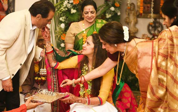 Ahana memberikan suapan kepada Dharmendra sebelum upacara pernikahan @oneindia.in