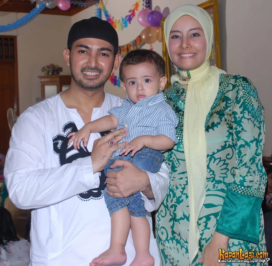 Ustaz Al Habsyi bersama istri ketika masih akur. ŠKapanLagi.com