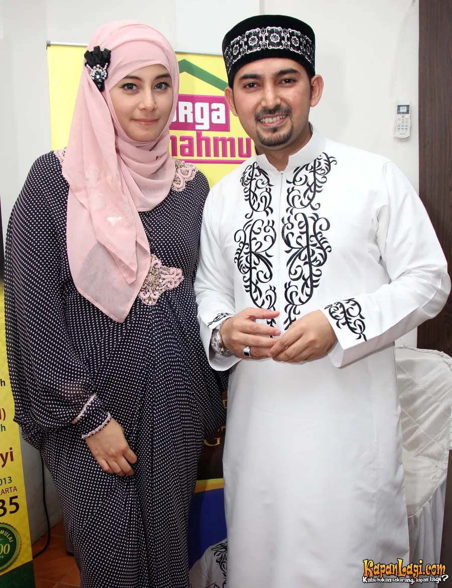 Istri Al Habsyi dilaporkan karena merebut handphone pembantu. ŠKapanLagi.com