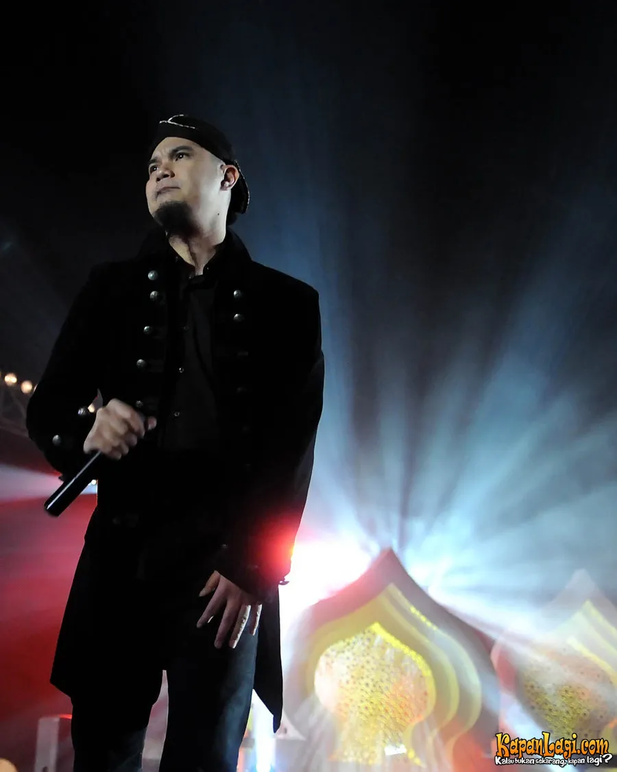 Kesuksesan Indonesian Idol 2012 membuat Ahmad Dhani dilematis ketika didapuk menjadi juri X Factor Indonesia.