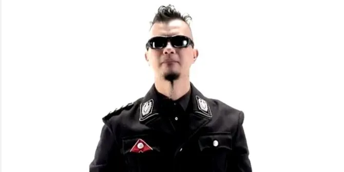 Seragam Dhani yang membuat heboh. @youtube.com