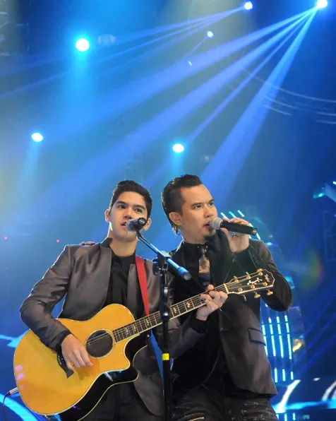 Al Ghazali saat kolaborasi dengan Ahmad Dhani @foto: KapanLagi.com®/bbm