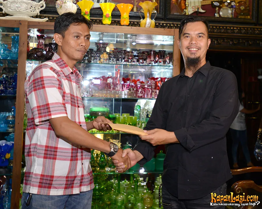 Ahmad Dhani santuni korban selamat. ©KapanLagi.com®