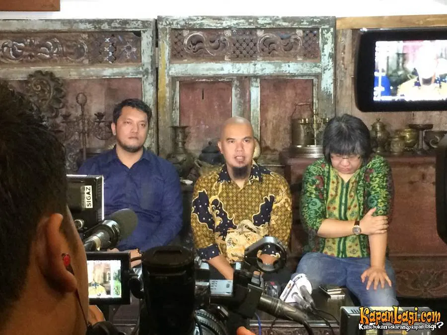 Lidya Wongso dan Ramdan Alamsyah mendampingi Dhani untuk menghadapi Farhat Abbas. ©KapanLagi.com®/Mathias Purwanto