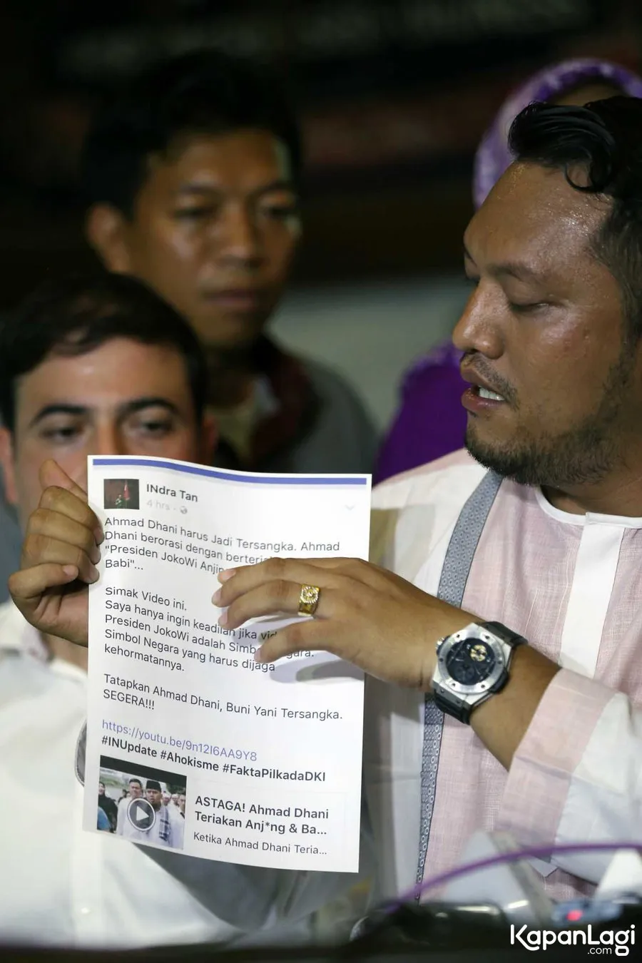 Pengacara Dhani tunjukkan akun yang menyebarkan fitnah seputar dugaan hinaan kepada Presiden Jokowi. ŠKapanLagi.com/Muhammad Akrom Sukarya