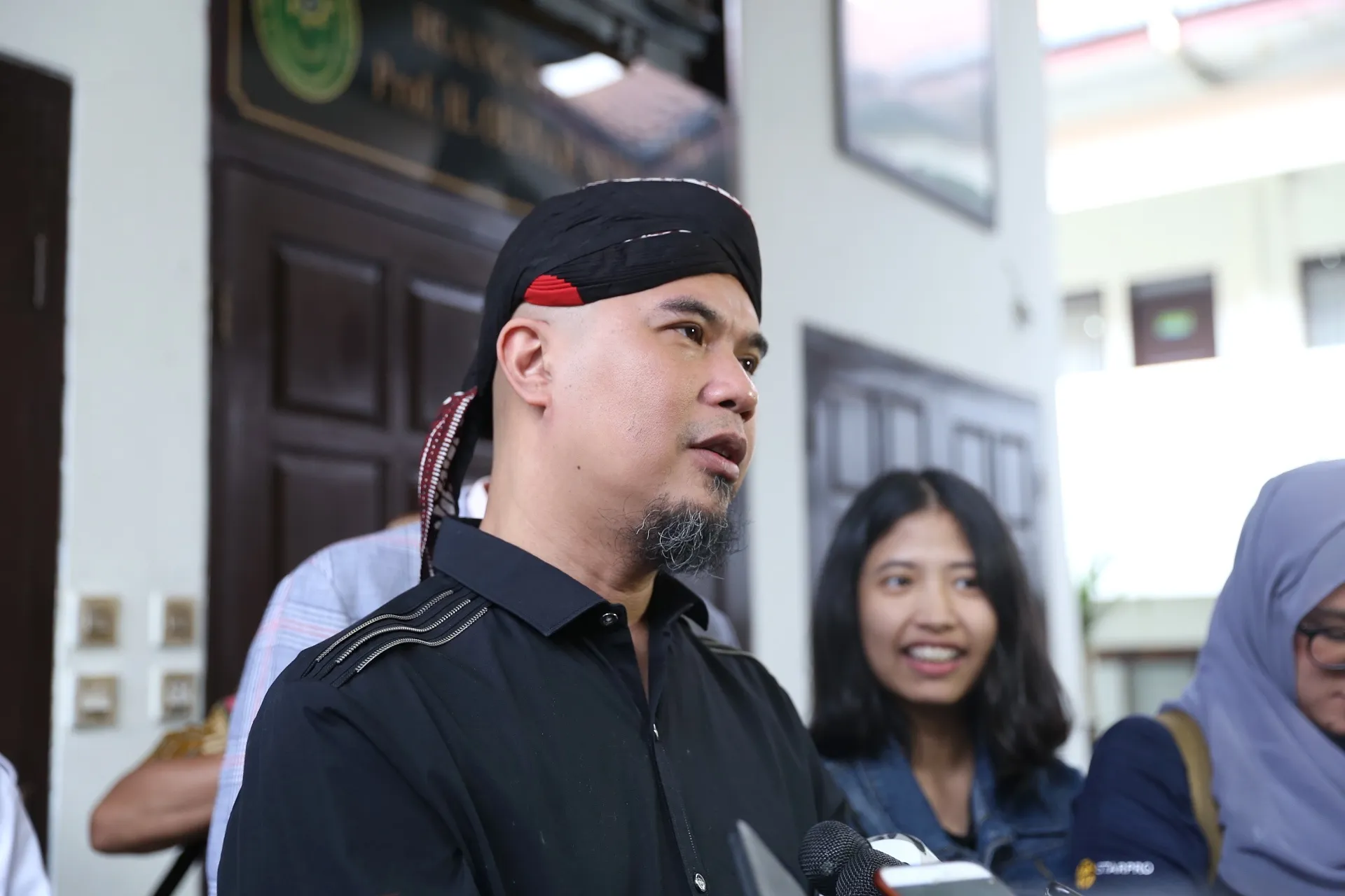 Dhani Akan Menjual Rumah Mulan