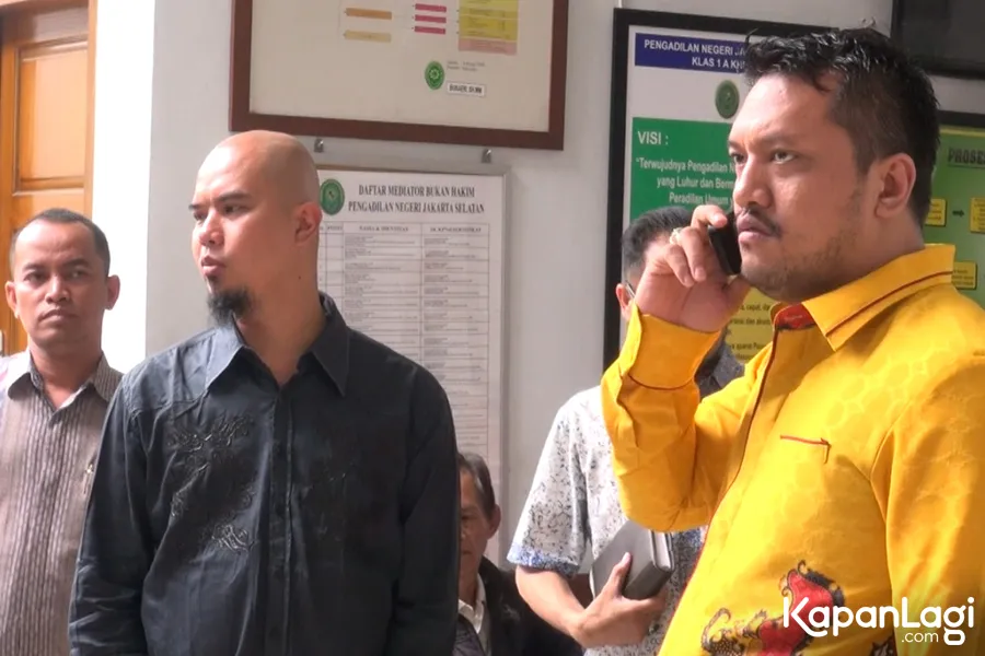 Ahmad Dhani sempat menjawab pertanyaan kuasa hukum Farhat Abbas dengan suara lantang. ©KapanLagi.com/Budy Santoso