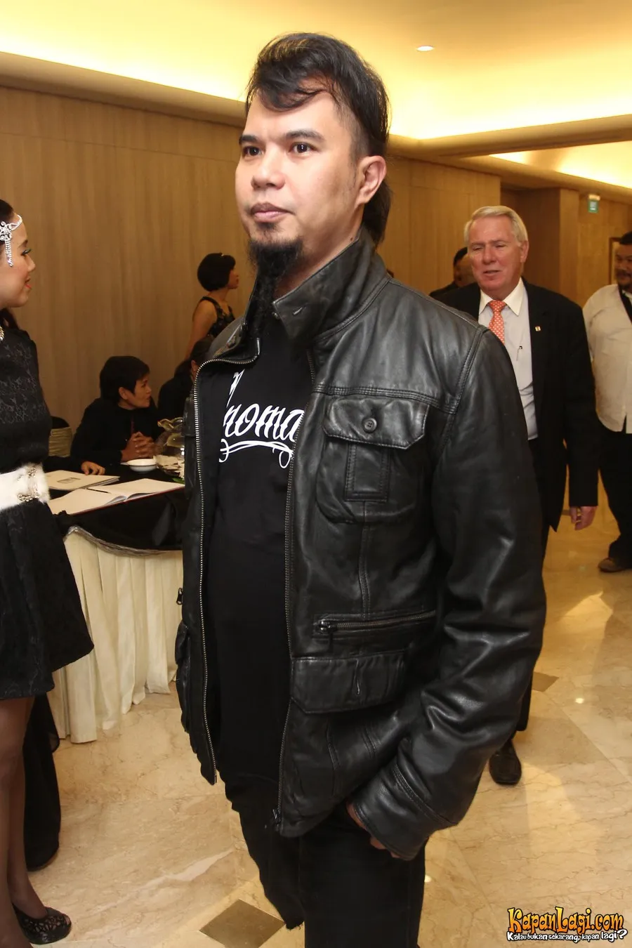 Ahmad Dhani sempat mengeluarkan ular belang untuk mengagetkan wartawan.