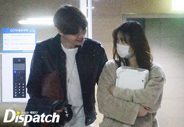 Ahn Jae Hyun dan Goo Hye Sun tertangkap kamera saat kencan. ©dispatch.co.kr