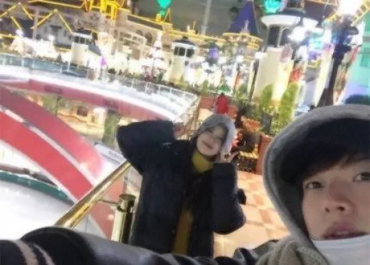 Saat Goo Hye Sun dan Ahn Jae Hyun di taman hiburan, cute! © instagram.com/aagbanjh