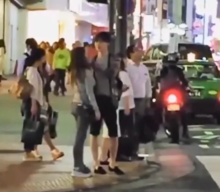 Ah Jae Hyun dan Goo Hye Sun jalan-jalan dengan pakaian casual. ©soompi.com