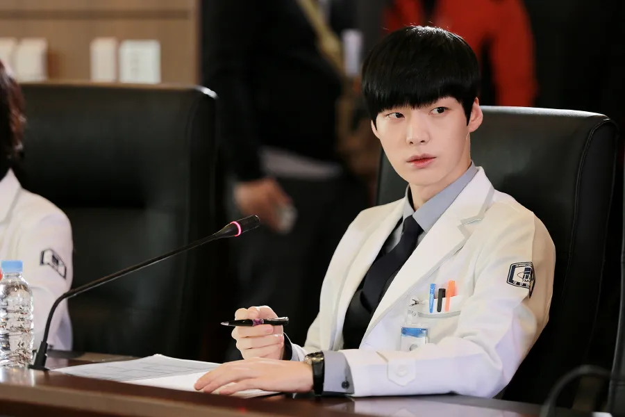 Ahn Jae Hyun memerankan dokter yang merupakan seorang vampir dalam Blood. @kpopfighting.com