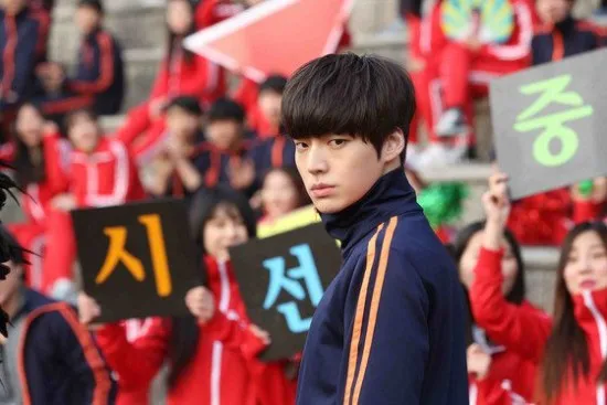 Ahn Jae Hyun tetap ganteng meski hanya memakai pakaian olahraga berwarna polos. @allkpop.com