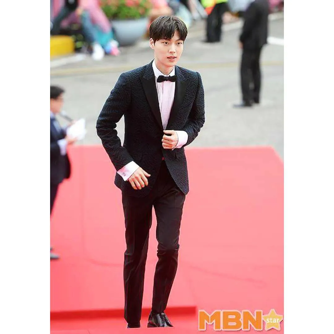 Penampilan ganteng Ahn Jae Hyun di red carpet Korean Drama Awards 2016. ©MBN