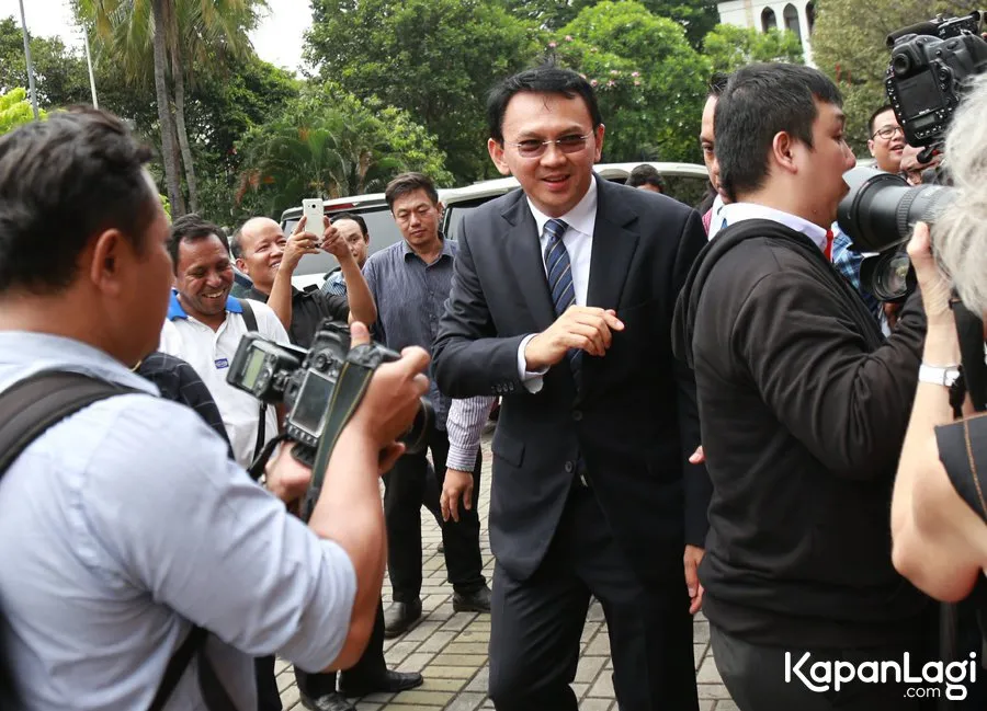 Ahok beri angpau untuk pernikahan Sandra/©KapanLagi.com®/Agus Apriyanto