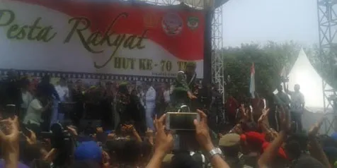 Ahok joget saat Cita Citata menghibur di acara HUT TNI ke-70 ©Merdeka.com
