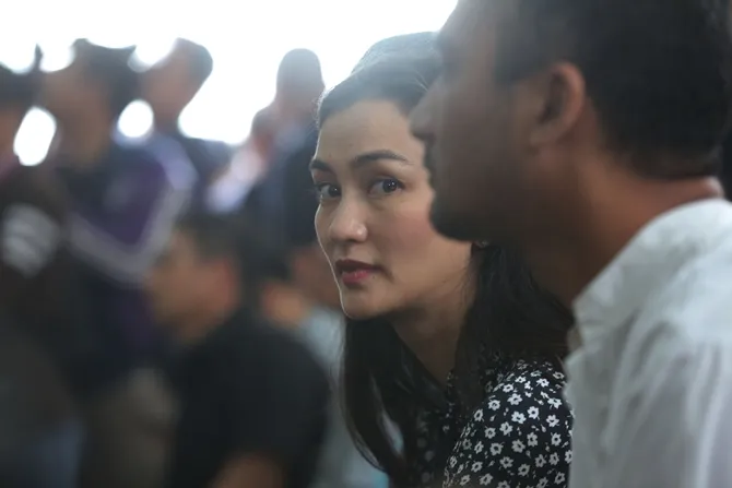 Atiqah Hasiholan irit bicara di sidang perdana ibunya © KapanLagi.com/Budy Santoso