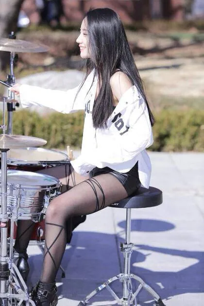 Seperti ini nih aksi Ah Yeon saat bermain drum. @Bebop Official Facebook