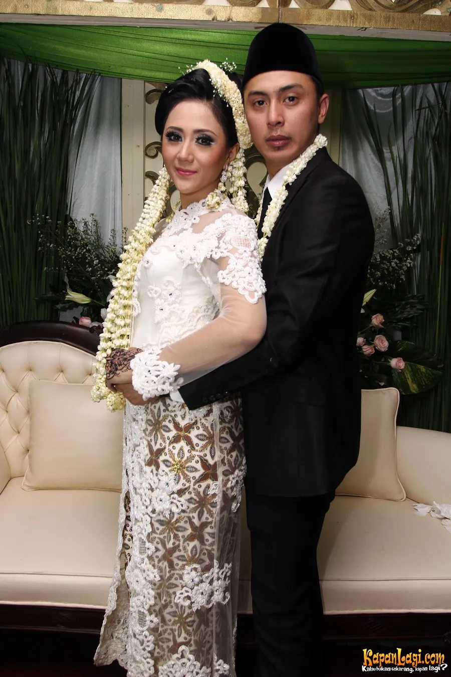 Aida Saskia harus rela menunda bulan madu.