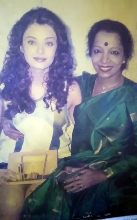 Aishwarya dengan make up tebal dan rambut keriting ©pinkvilla