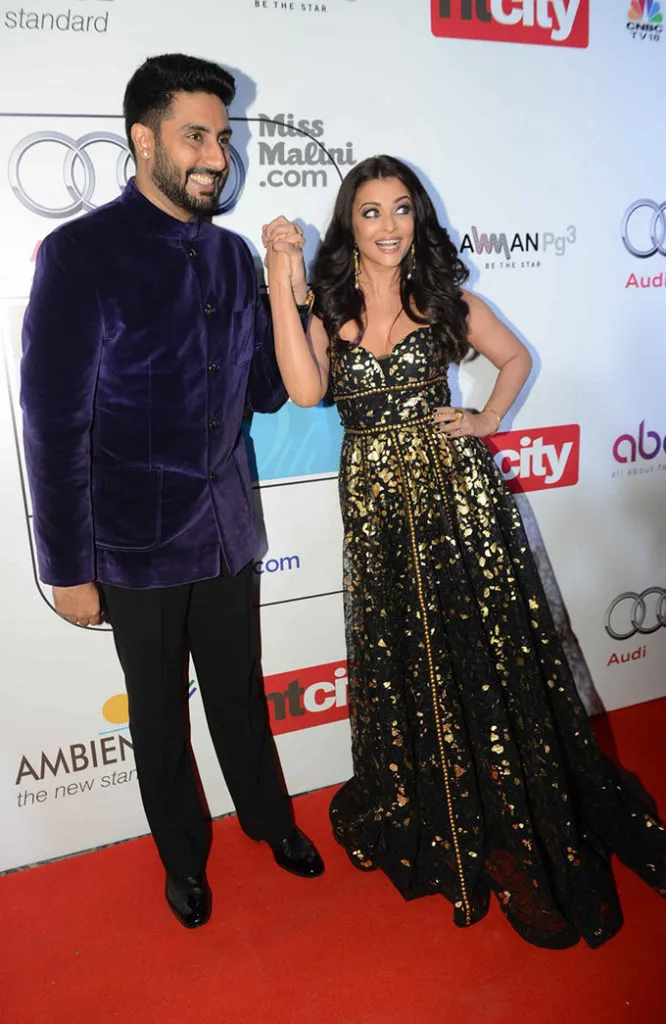 Aishwarya Rai dan Abhishek Bachchan gandengan tangan ©missmalini